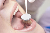 Billede af undersøgelse af tænder hos en tandlæge