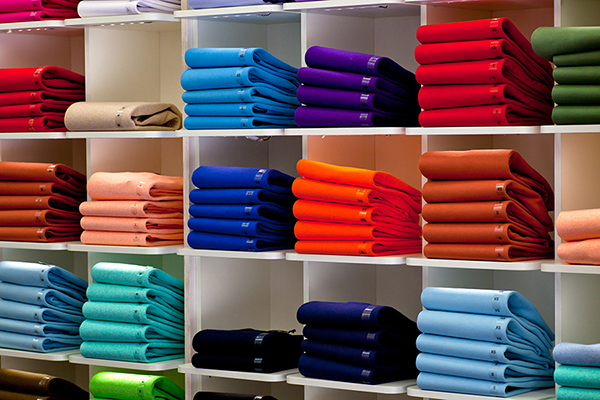 Butikshylder med strikketøjer i mange farver